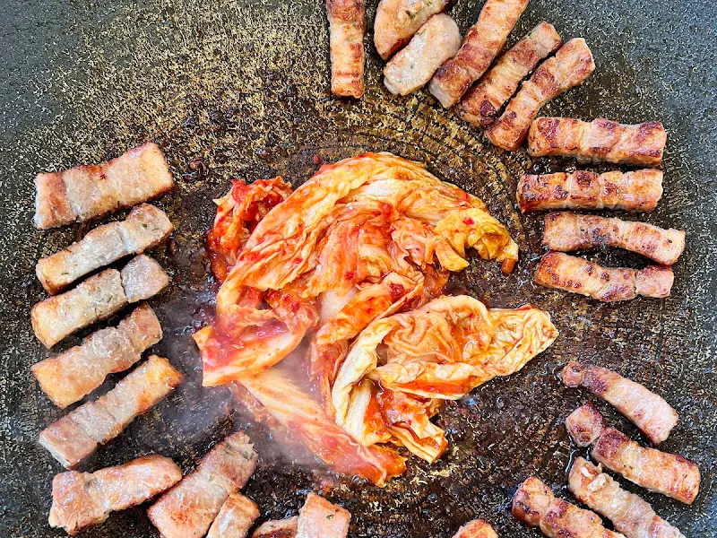 불판 위에서 구워지는 김치와 고기