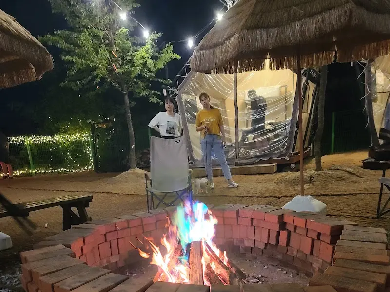 모닥불 앞에서 불멍을 즐기는 사람들