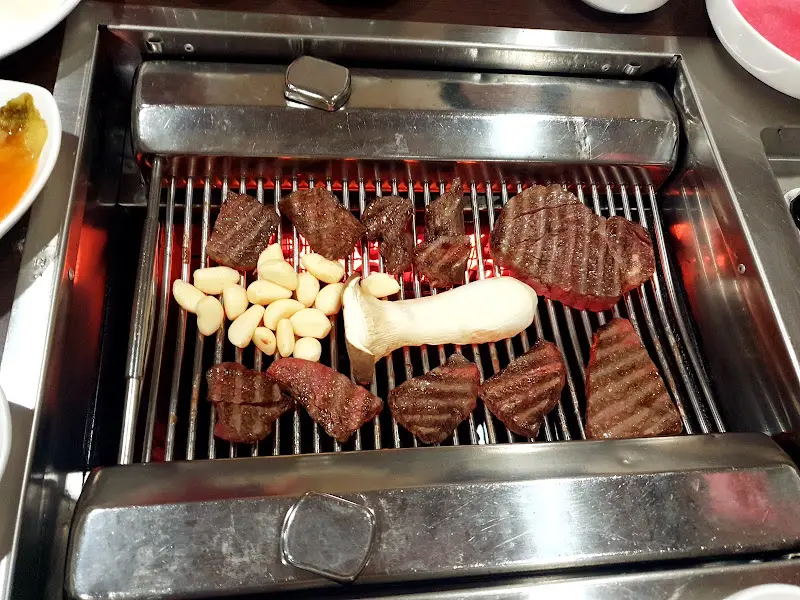 불판 가득 구워진 한우