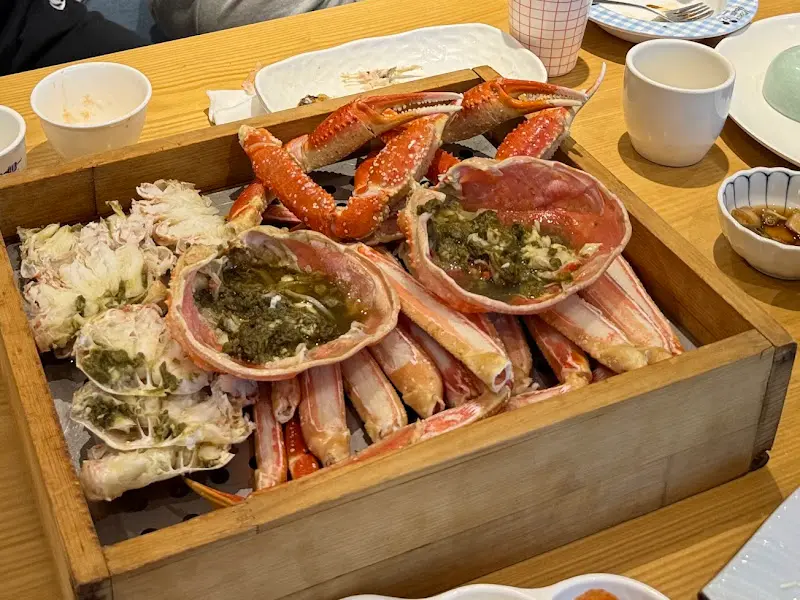 나무 상자에 담겨 나온 대게 세트