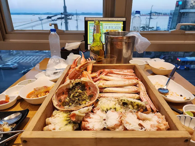 테이블 위에 놓인 대게 세트