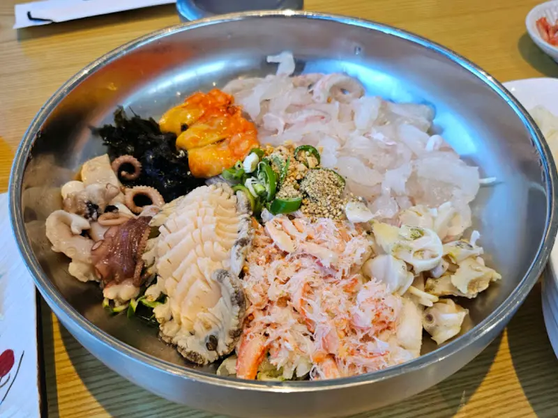 싱싱한 해산물이 가득한 물회