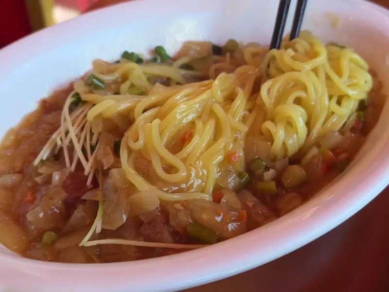 하얀 짜장의 독특한 비주얼