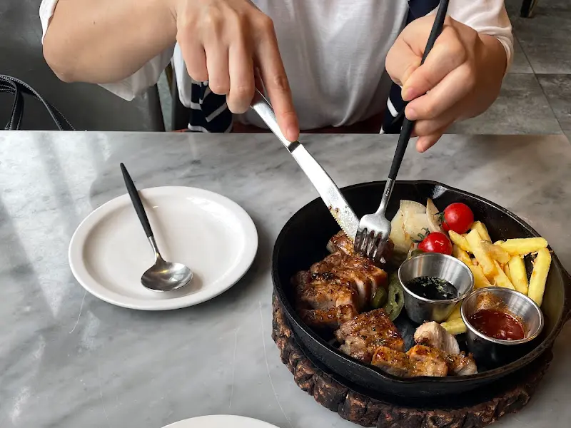 스테이크를 맛보는 모습