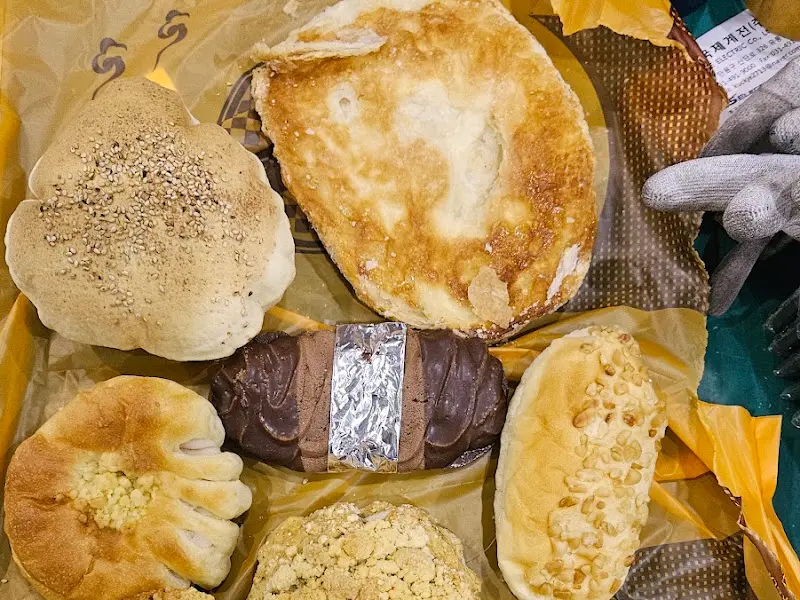 빵 봉투 속 다양한 빵들