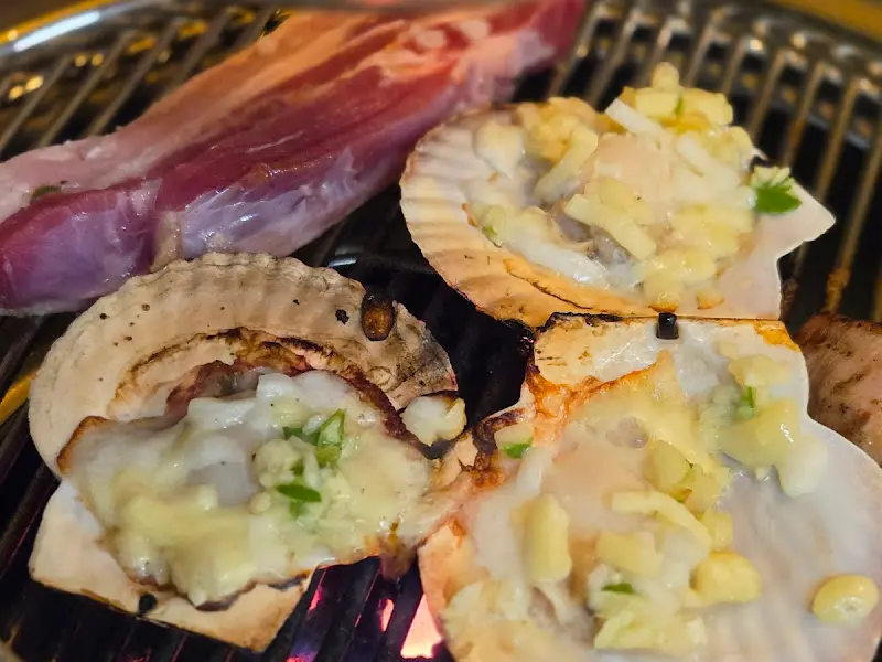 연탄불에 구워지는 삼겹살과 가리비