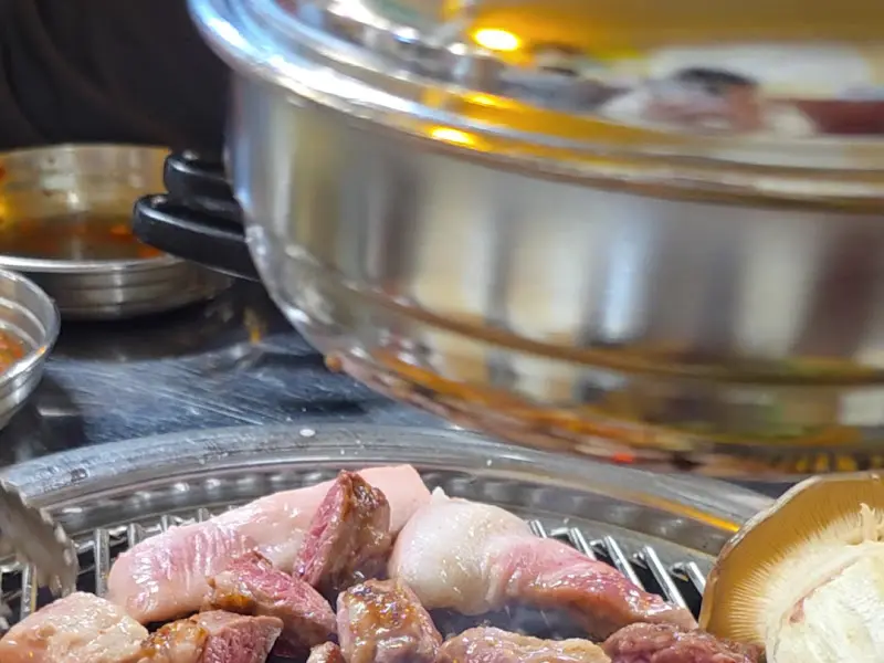 연탄불에 구워지는 뒷고기