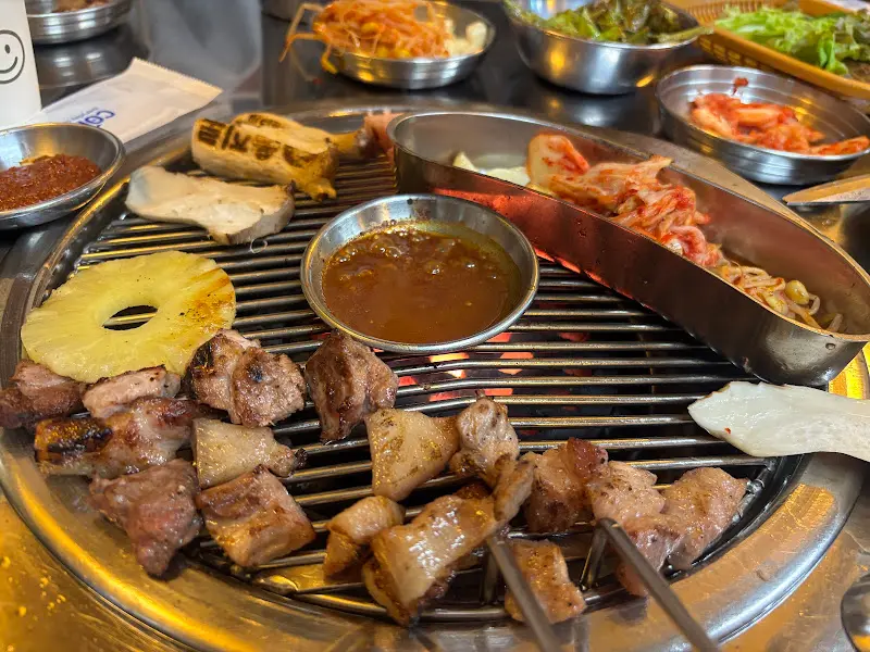 다양한 곁들임 채소와 구워먹는 김치