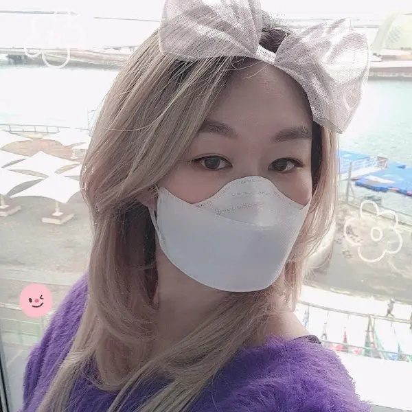 밝은 표정의 여성