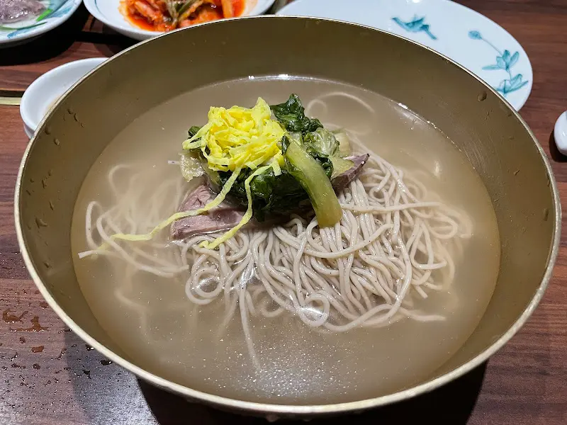 놋그릇에 담겨 나온 평양냉면