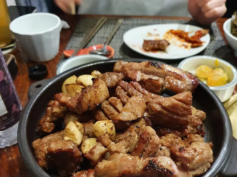 노릇노릇하게 구워진 돼지갈비