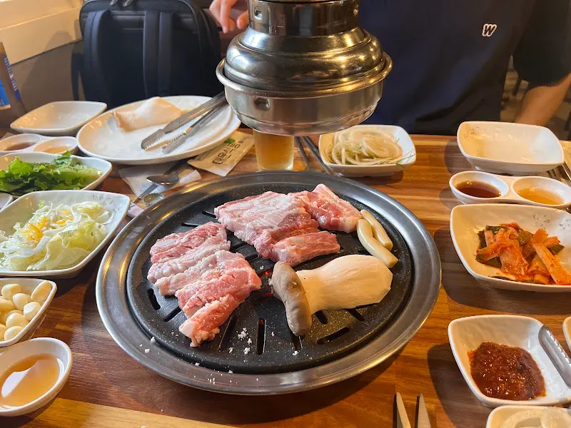 숯불 위에서 익어가는 생갈비