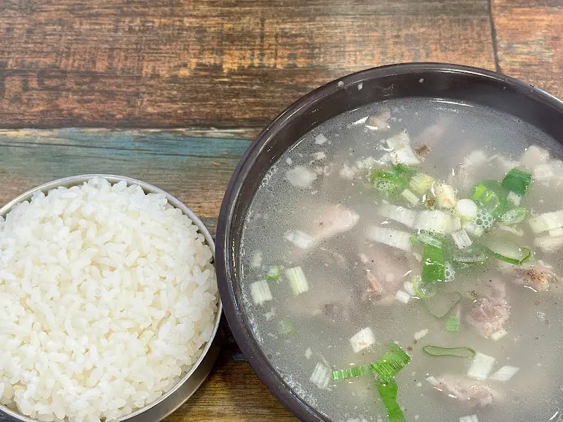 뽀얀 국물과 푸짐한 건더기가 인상적인 국밥