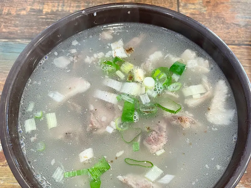 파가 듬뿍 올라간 국밥의 모습