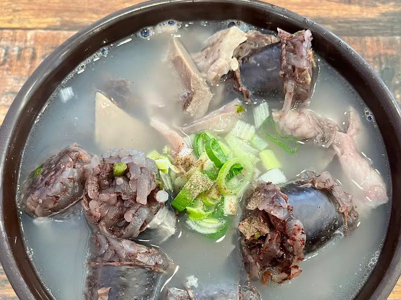 순대와 고기가 푸짐하게 들어간 국밥