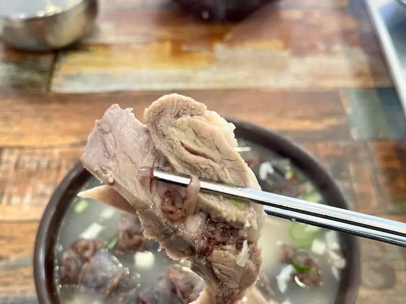 젓가락으로 들어올린 푸짐한 고기