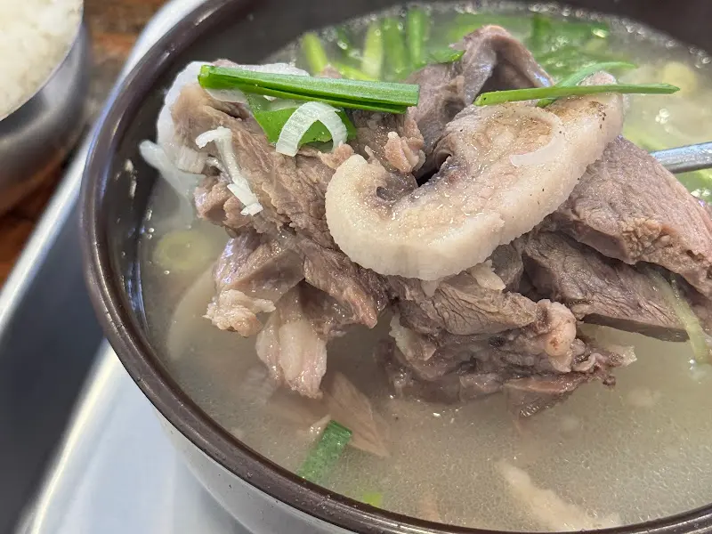 고기가 가득 담긴 국밥의 모습