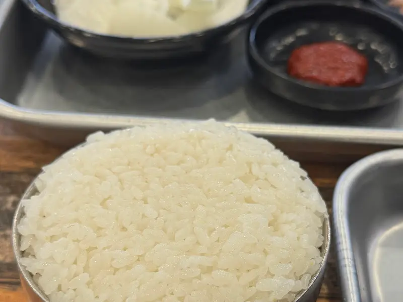 밥과 함께 제공되는 다채로운 밑반찬