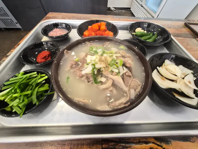 고기와 파가 듬뿍 들어간 국밥의 클로즈업 샷