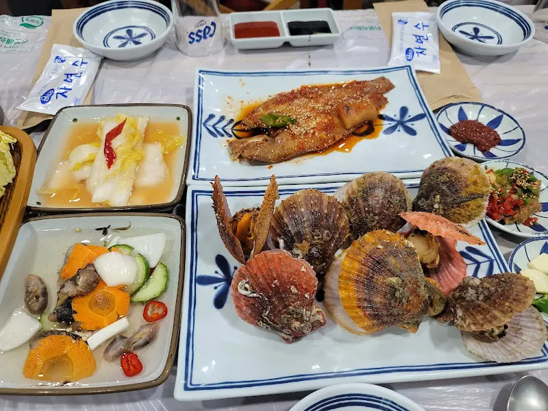 다양한 해산물 한 상 차림