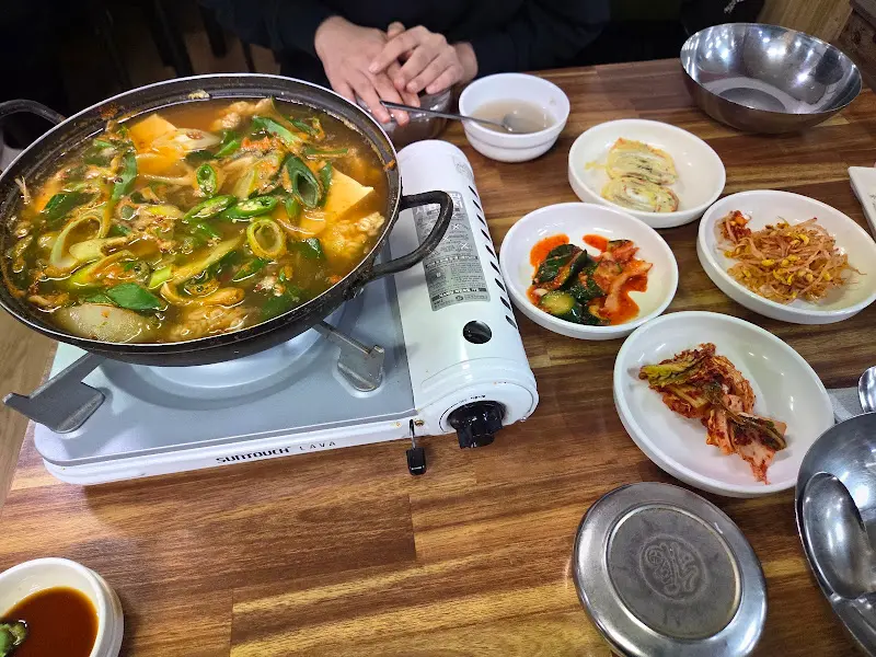 한 상 가득 차려진 동태뚝배기