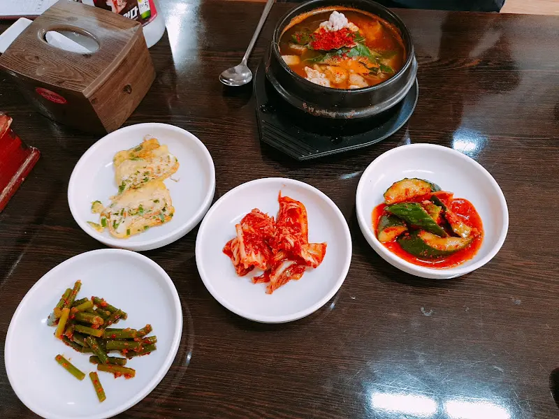 상다리가 휘어지게 차려진 한 상