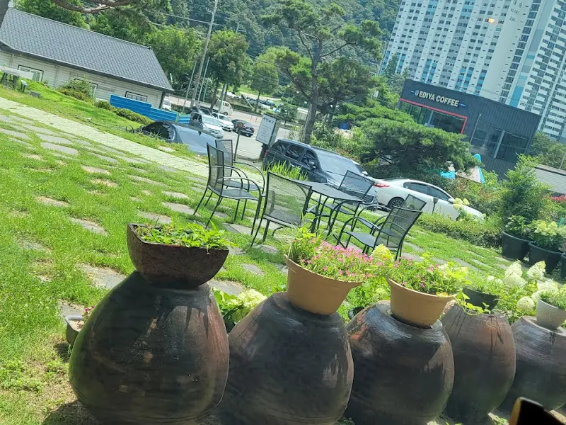 식당 외부 정원의 모습