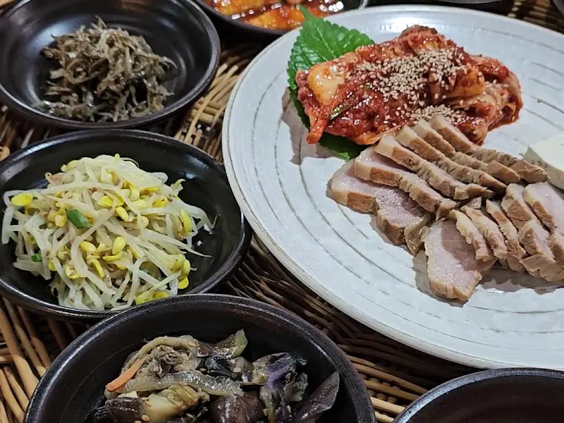 윤기가 흐르는 보쌈과 매콤달콤한 김치의 조화