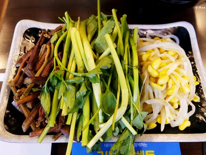 싱싱한 미나리, 콩나물, 고사리 한 접시