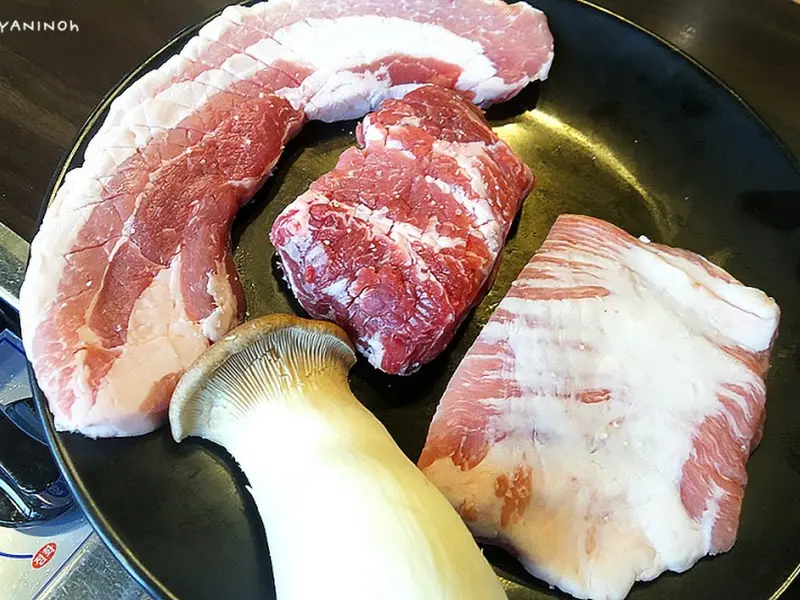 선홍빛 꽃삼겹살과 큼지막한 새송이버섯