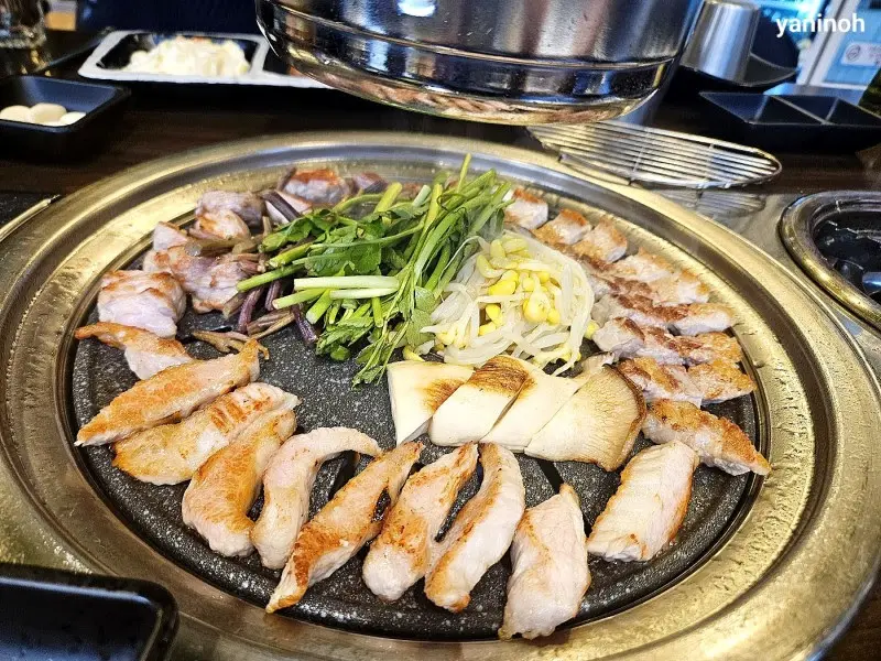 노릇노릇 익어가는 꽃삼겹살과 미나리, 콩나물, 고사리