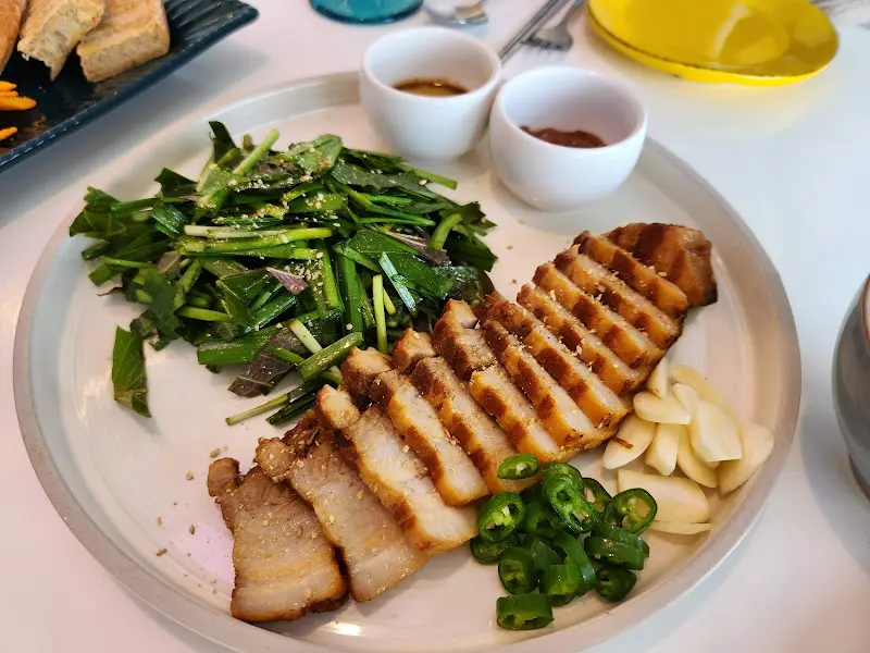 가지런히 놓인 수육과 싱싱한 대파의 조화