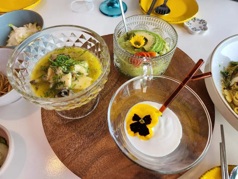 아름다운 플레이팅이 돋보이는 전복 샐러드