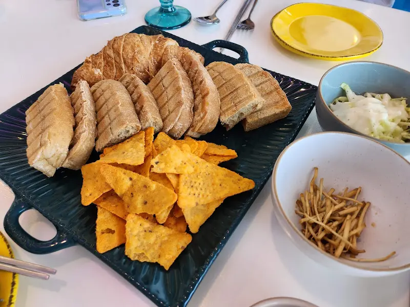 빵과 함께 제공된 세 가지 스프레드