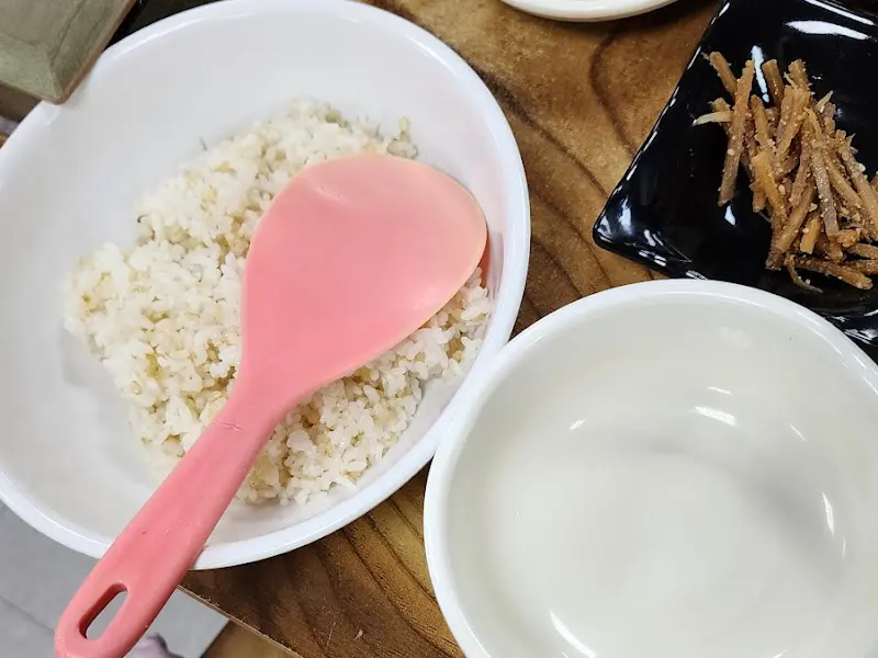 보리밥과 핑크색 밥주걱