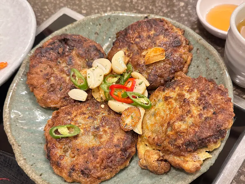 해물완자는 겉은 바삭하고 속은 촉촉한 완벽한 튀김 요리였다.