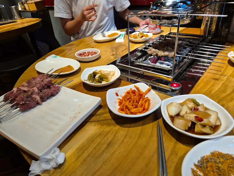 테이블 위에 놓인 양꼬치와 다양한 반찬들