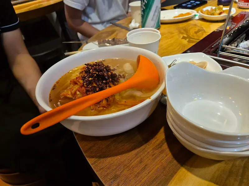 푸짐한 양과 매콤한 비주얼을 자랑하는 온면