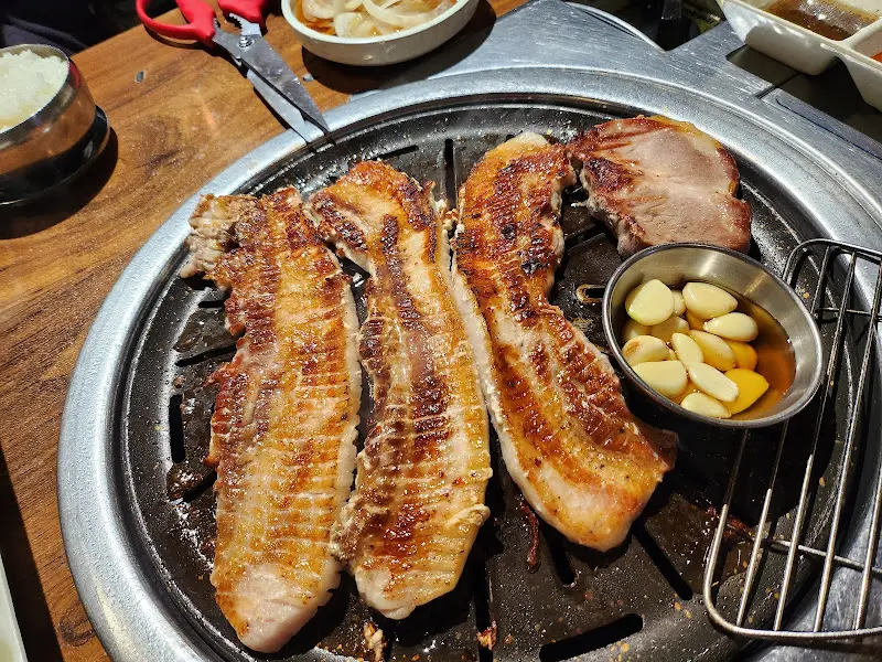 잘 구워진 삼겹살