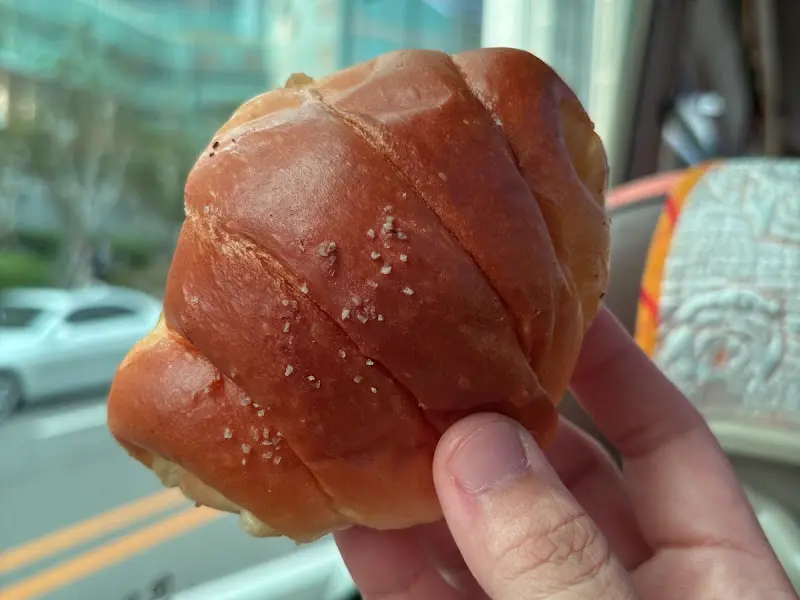 갓 구워진 소금빵