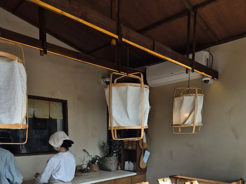 자연도해 카페 내부