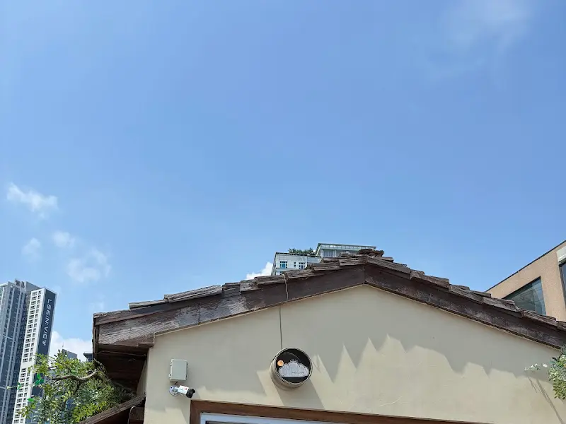 맑은 하늘 아래 자연도소금빵&자연도해