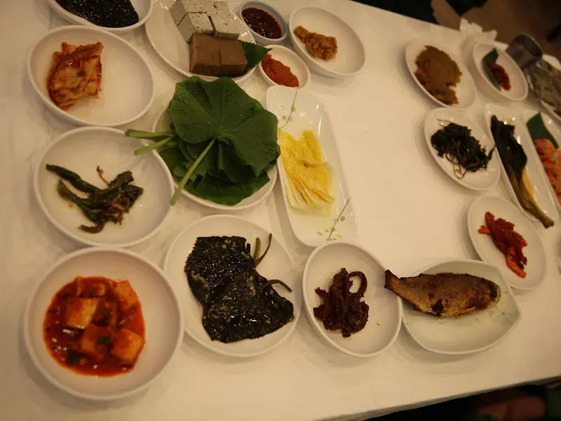 정갈하게 차려진 천지가든의 한상차림