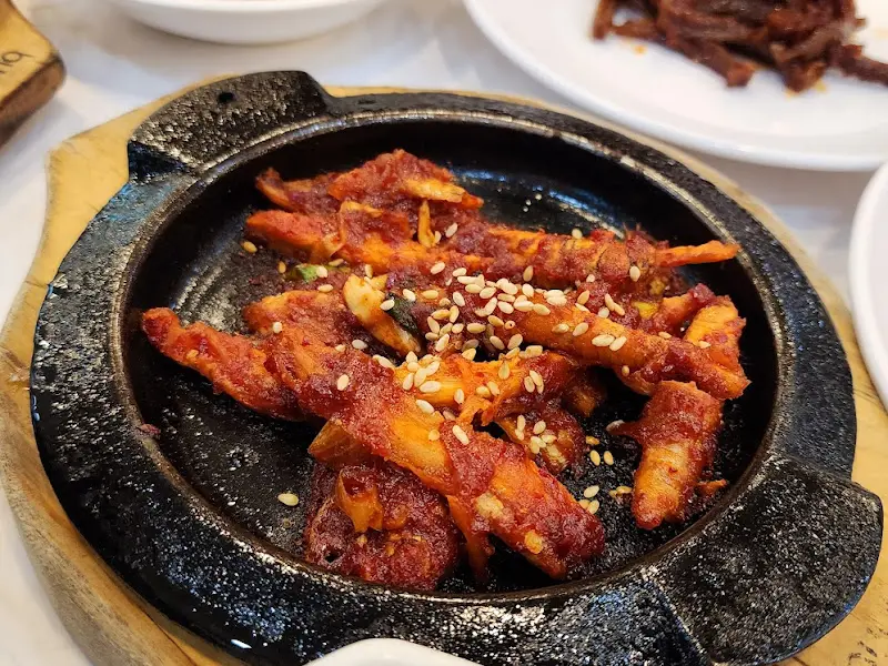 고소한 참깨가 뿌려진 더덕구이