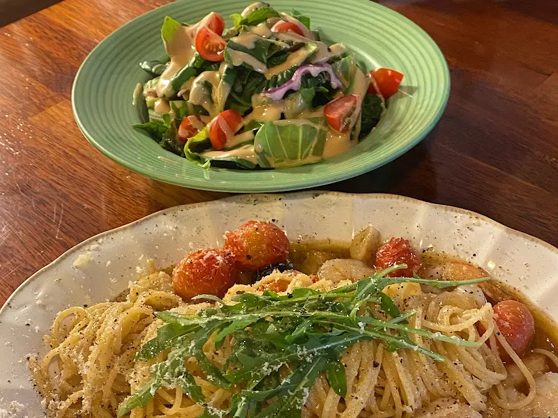 샐러드 파스타와 토마토 파스타