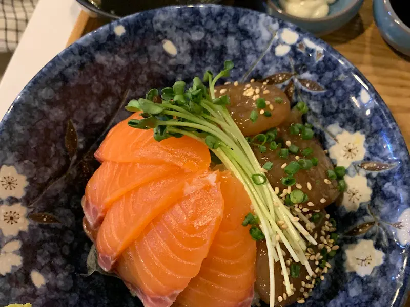 윤기가 흐르는 사케동