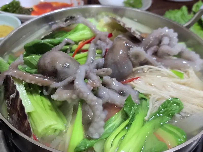 살아있는 낙지가 통째로 들어간 연포탕