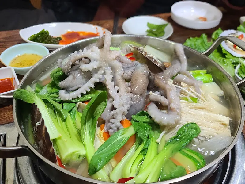 싱싱한 해산물과 채소가 가득한 연포탕