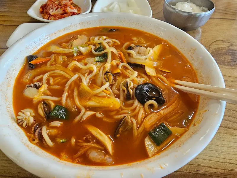 탱글탱글한 면발과 푸짐한 해산물이 인상적인 짬뽕
