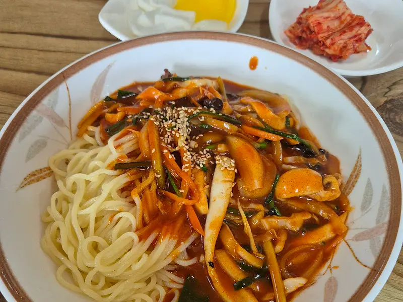 윤기가 흐르는 짜장면 곱빼기